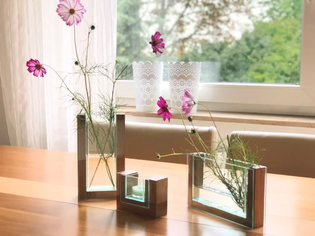 Arranjo floral delicado à beira da janela, iluminado por luz natural — imagem que transmite leveza, silêncio e conexão com a beleza do cotidiano.